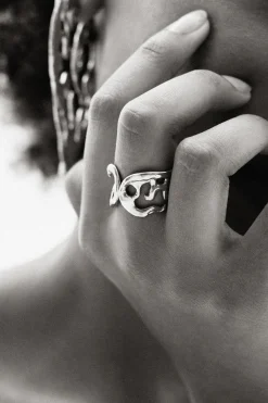 Anillo formas orgánicas baño plata Zalio
