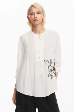 Blusa flor bordada