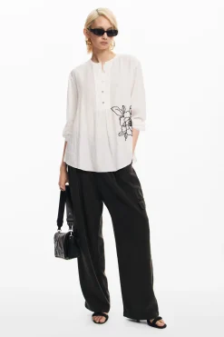 Blusa flor bordada