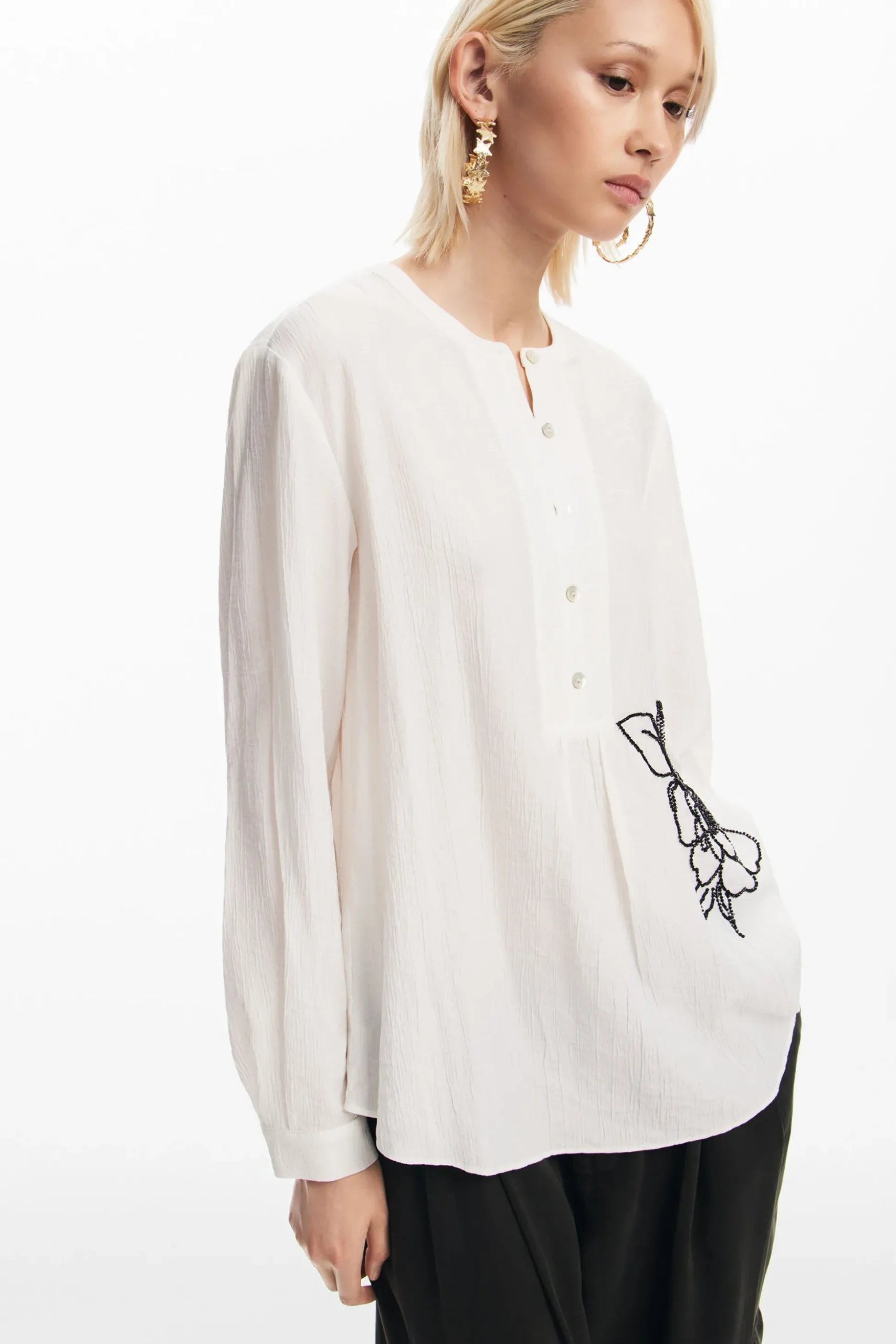 Blusa flor bordada