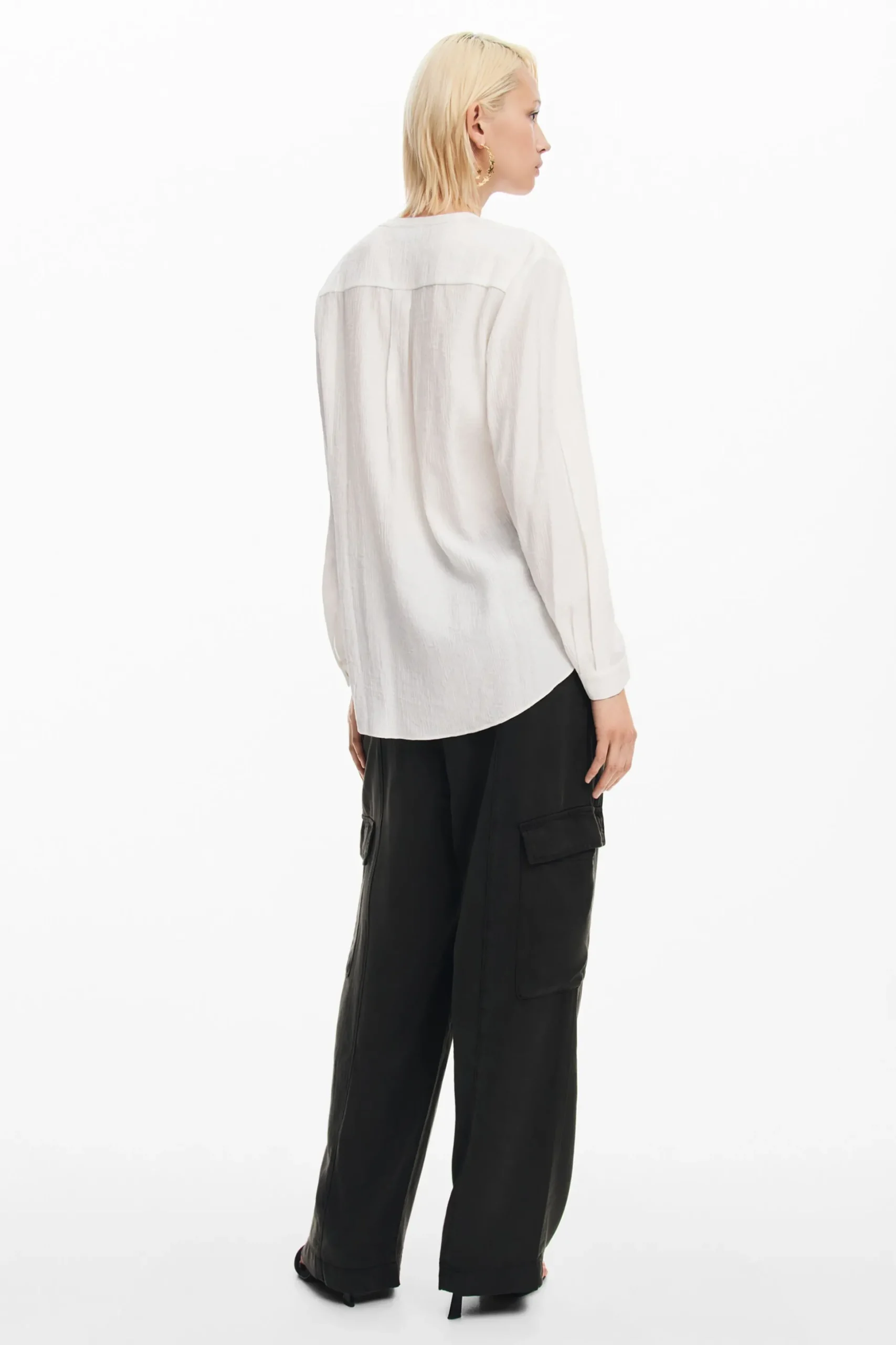 Blusa flor bordada