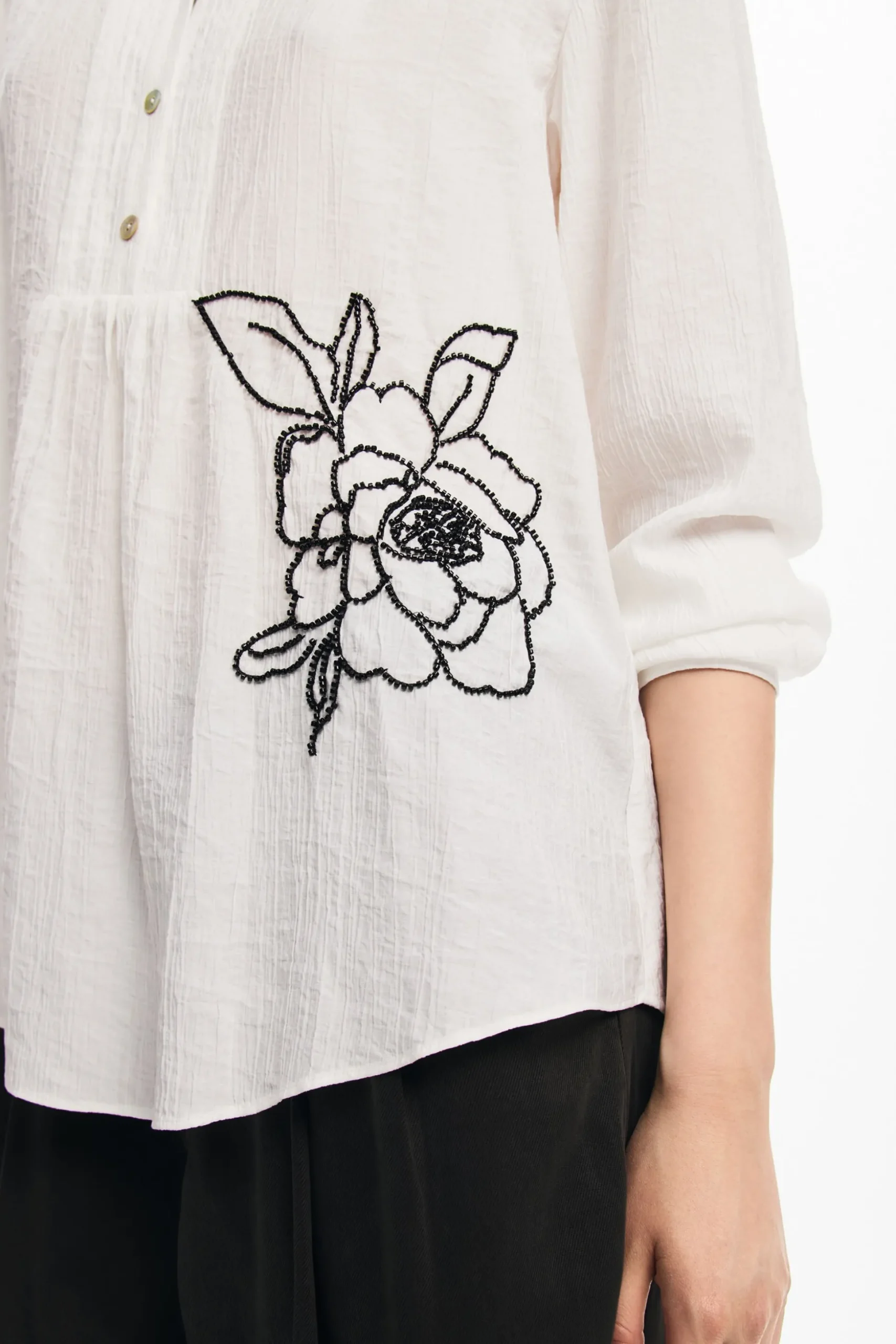 Blusa flor bordada