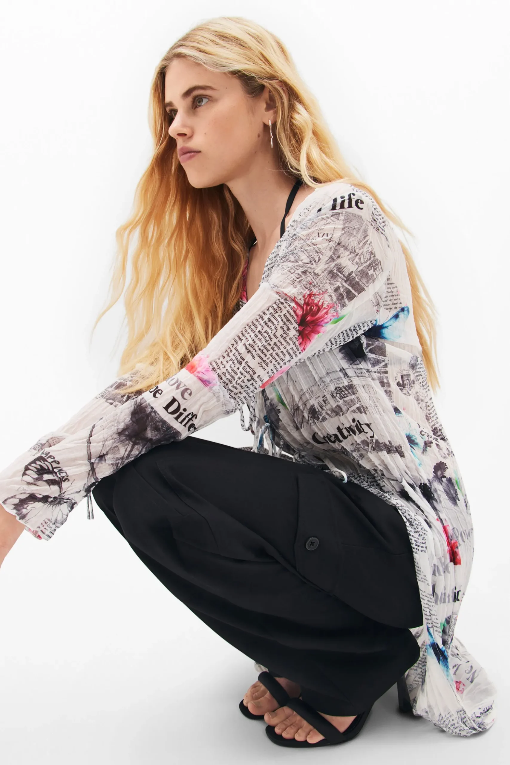 Blusa larga estampado periódico