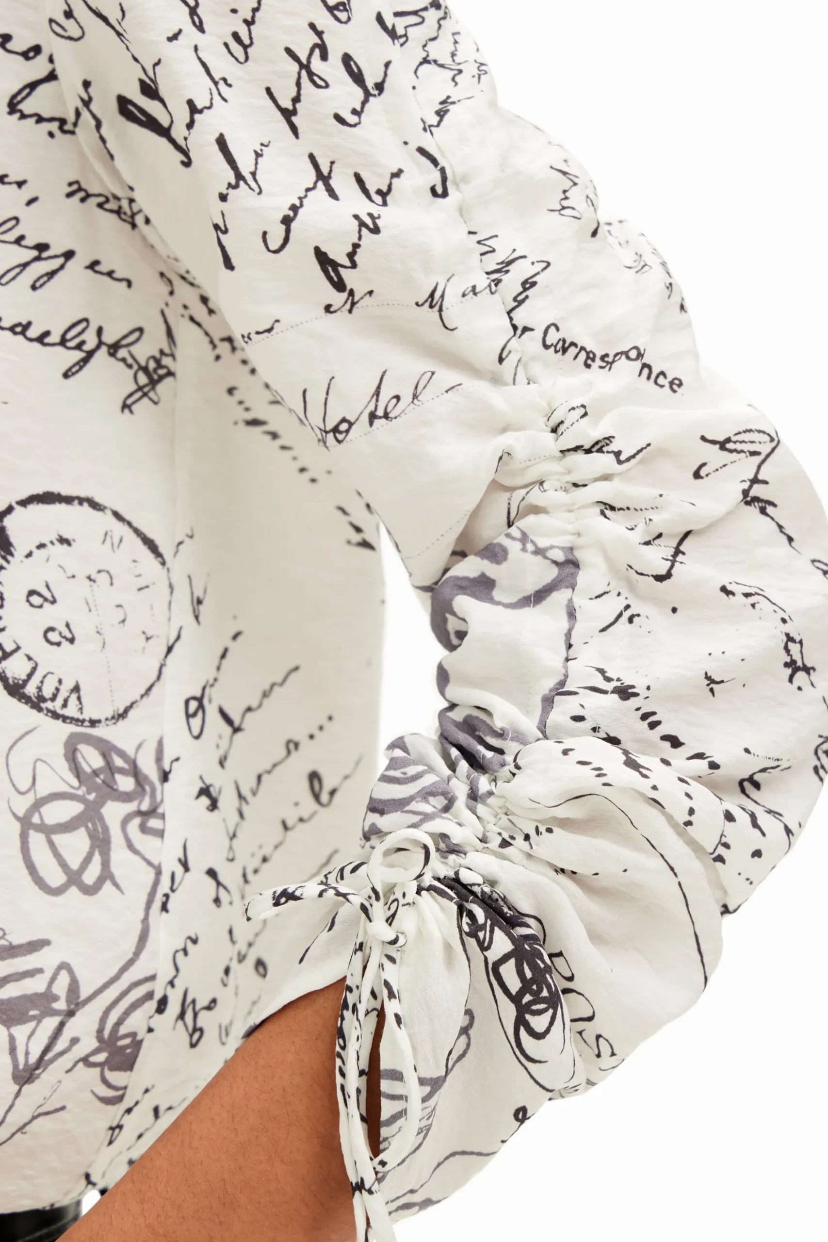 Blusa textos mangas ajustables