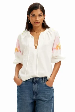 Blusa vaporosa con estampado de flores en acuarela