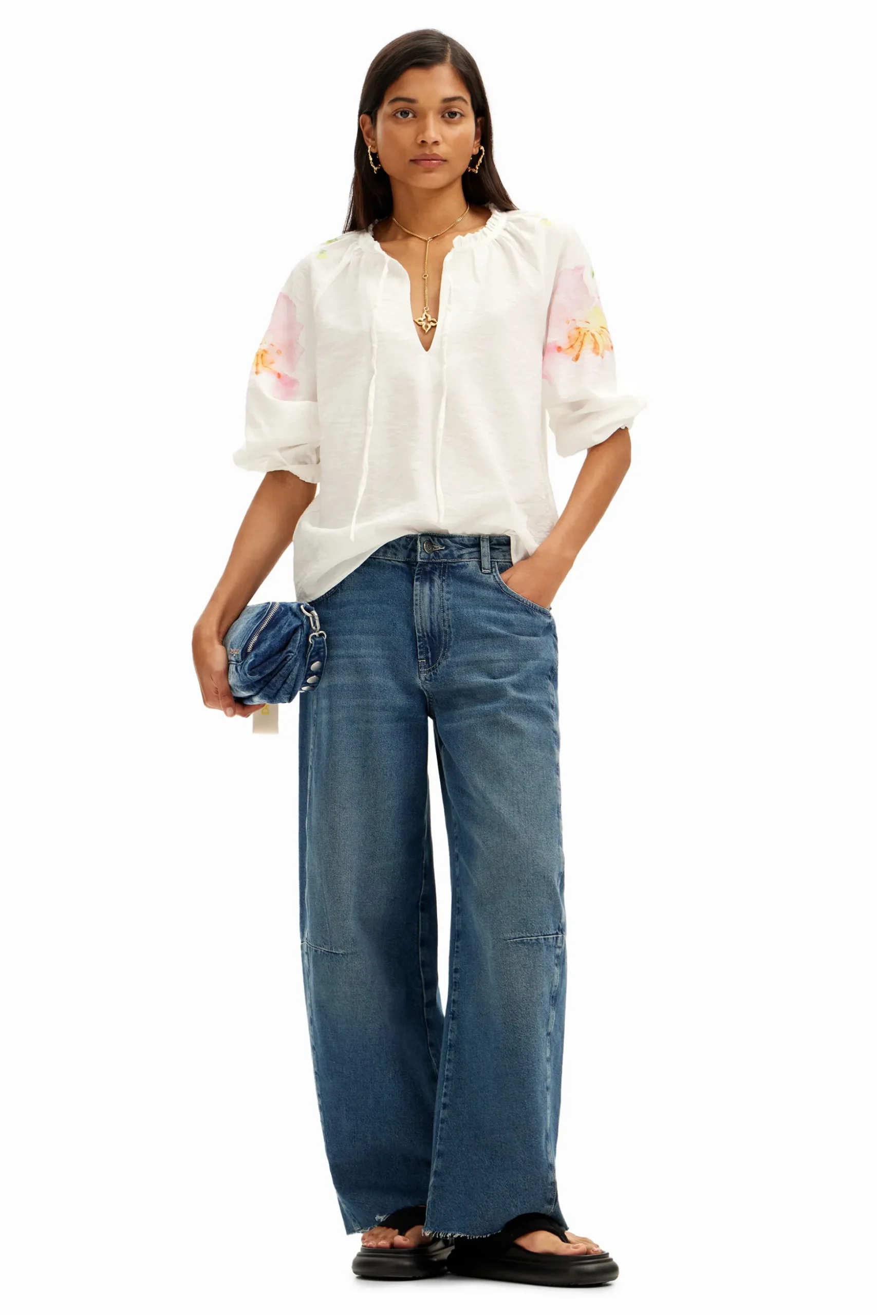 Blusa vaporosa con estampado de flores en acuarela
