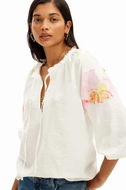 Blusa vaporosa con estampado de flores en acuarela