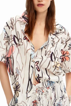 Camisa de flores ilustradas