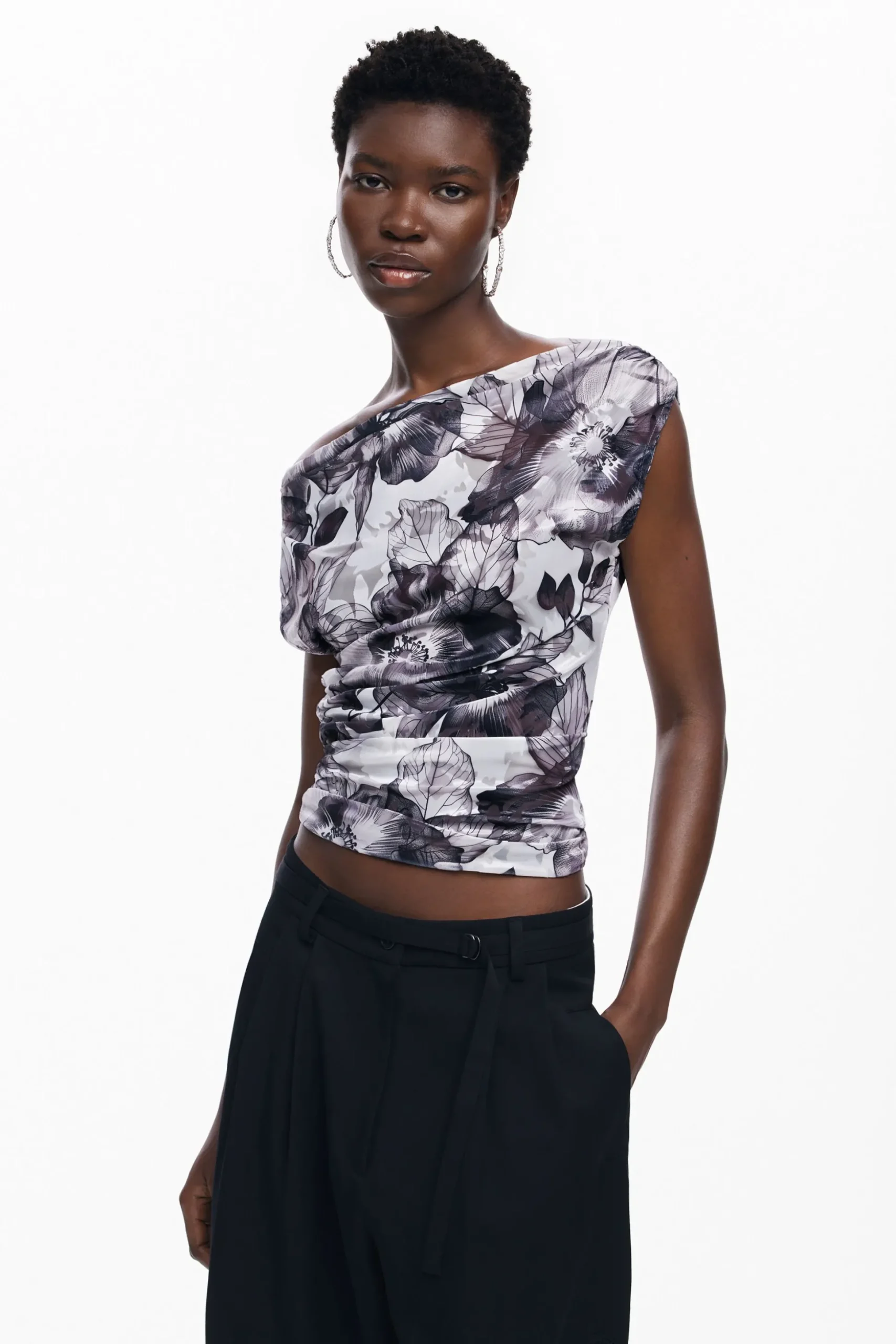 Camiseta asimétrica flores