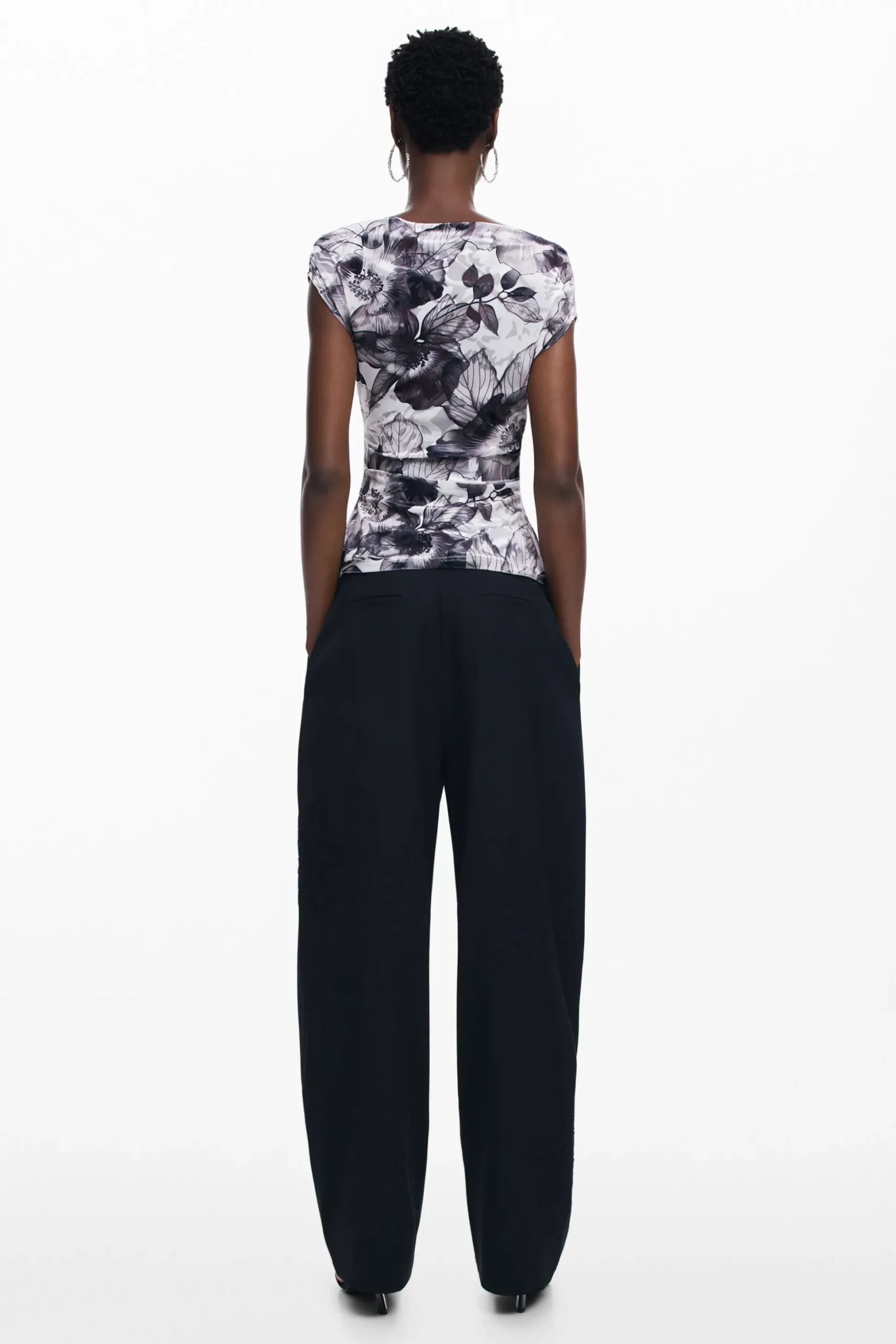 Camiseta asimétrica flores