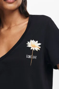 Camiseta escote pico flor