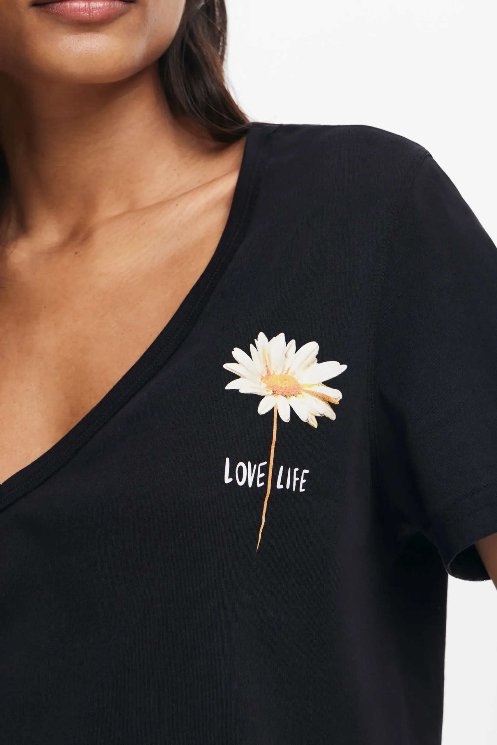 Camiseta escote pico flor