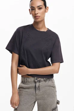 Camiseta flores bordadas