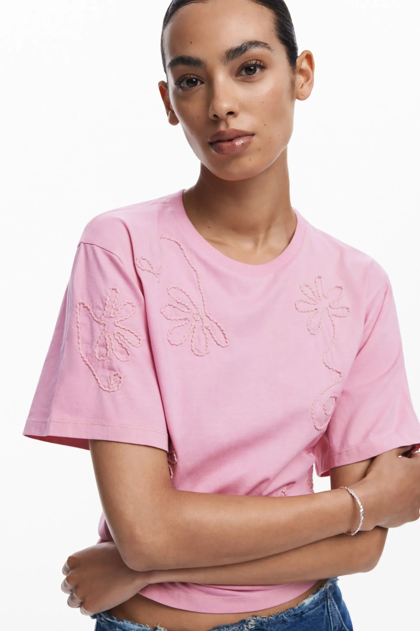 Camiseta flores bordadas