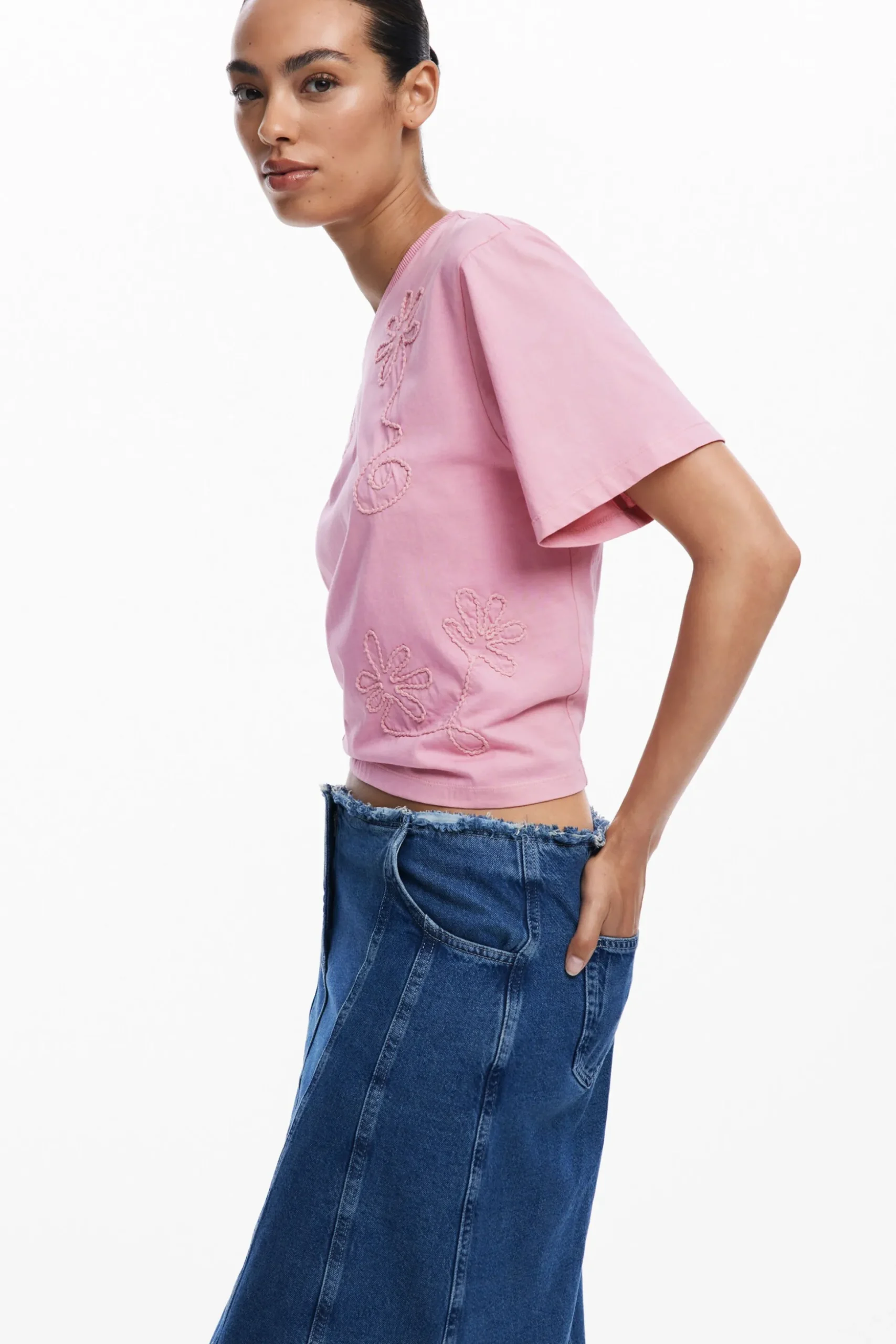 Camiseta flores bordadas