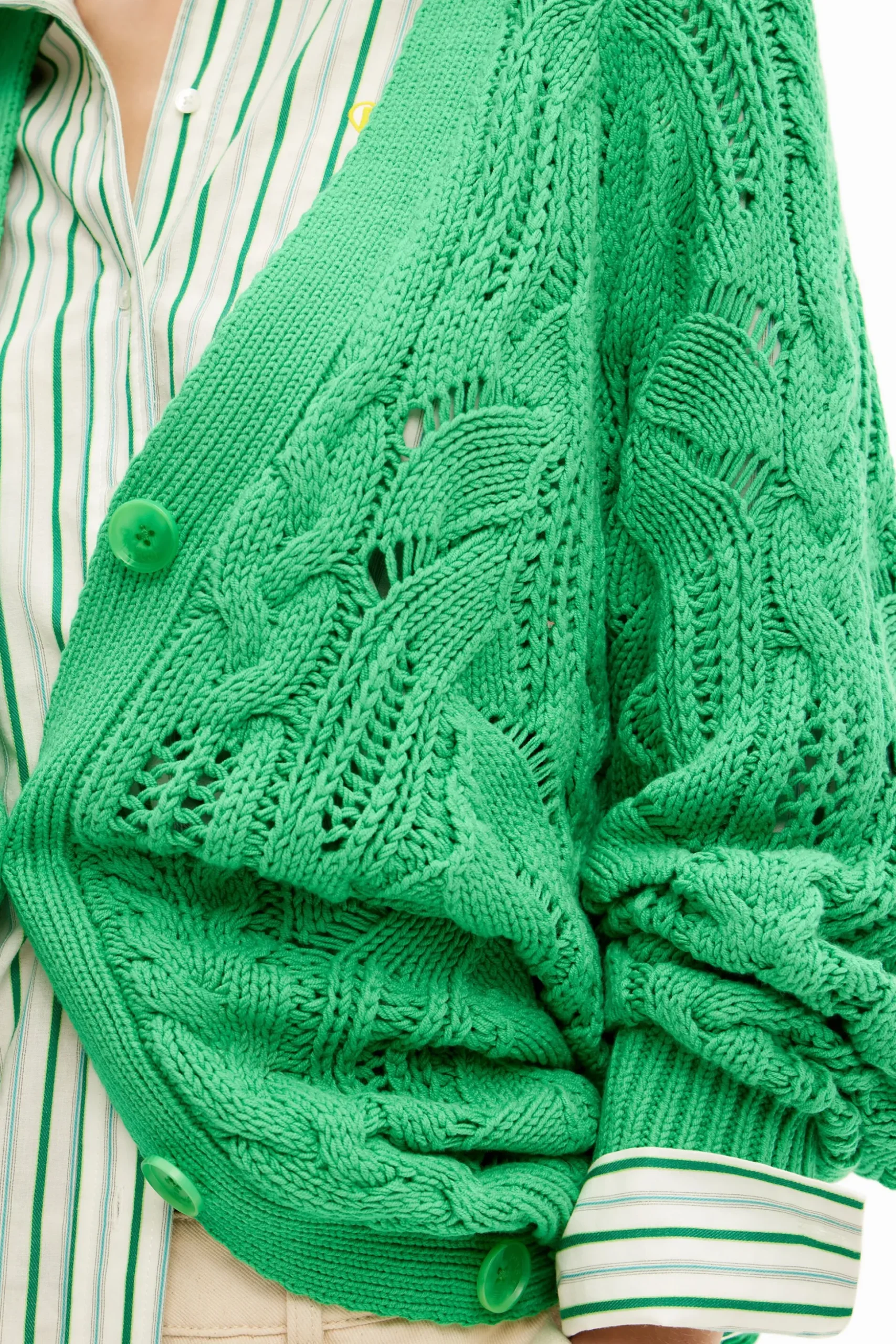 Cárdigan oversize calados