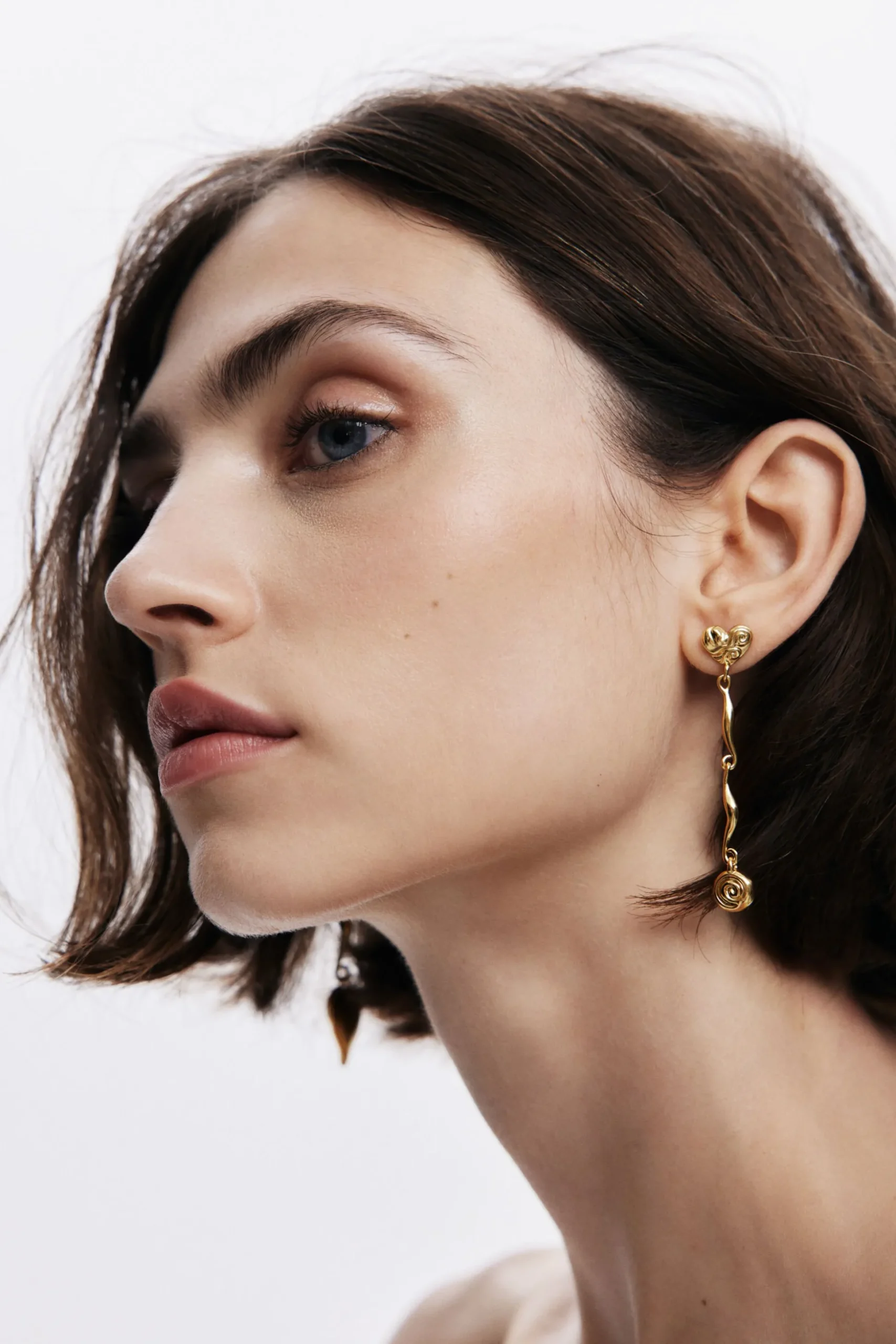 Pendientes asimétricos baño oro Zalio