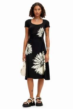 Vestido midi de manga corta con escote y margaritas