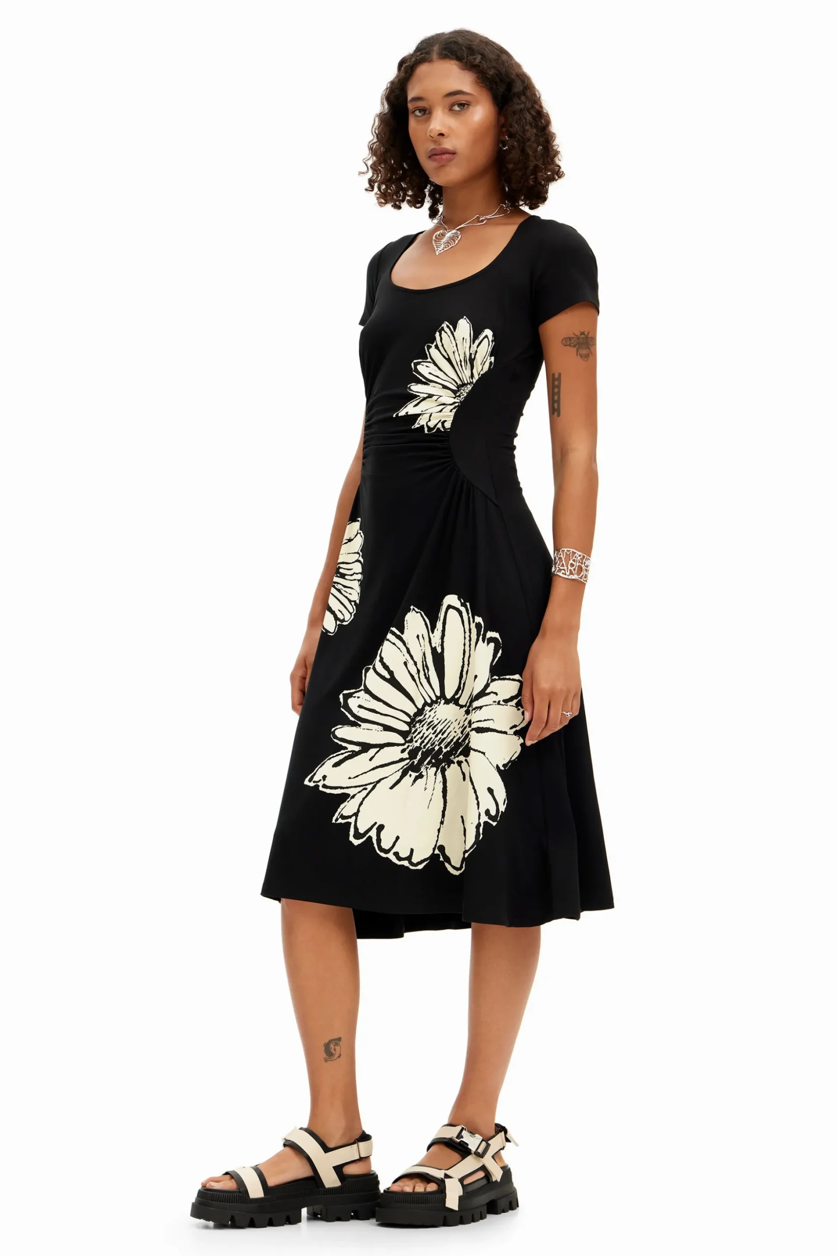 Vestido midi de manga corta con escote y margaritas