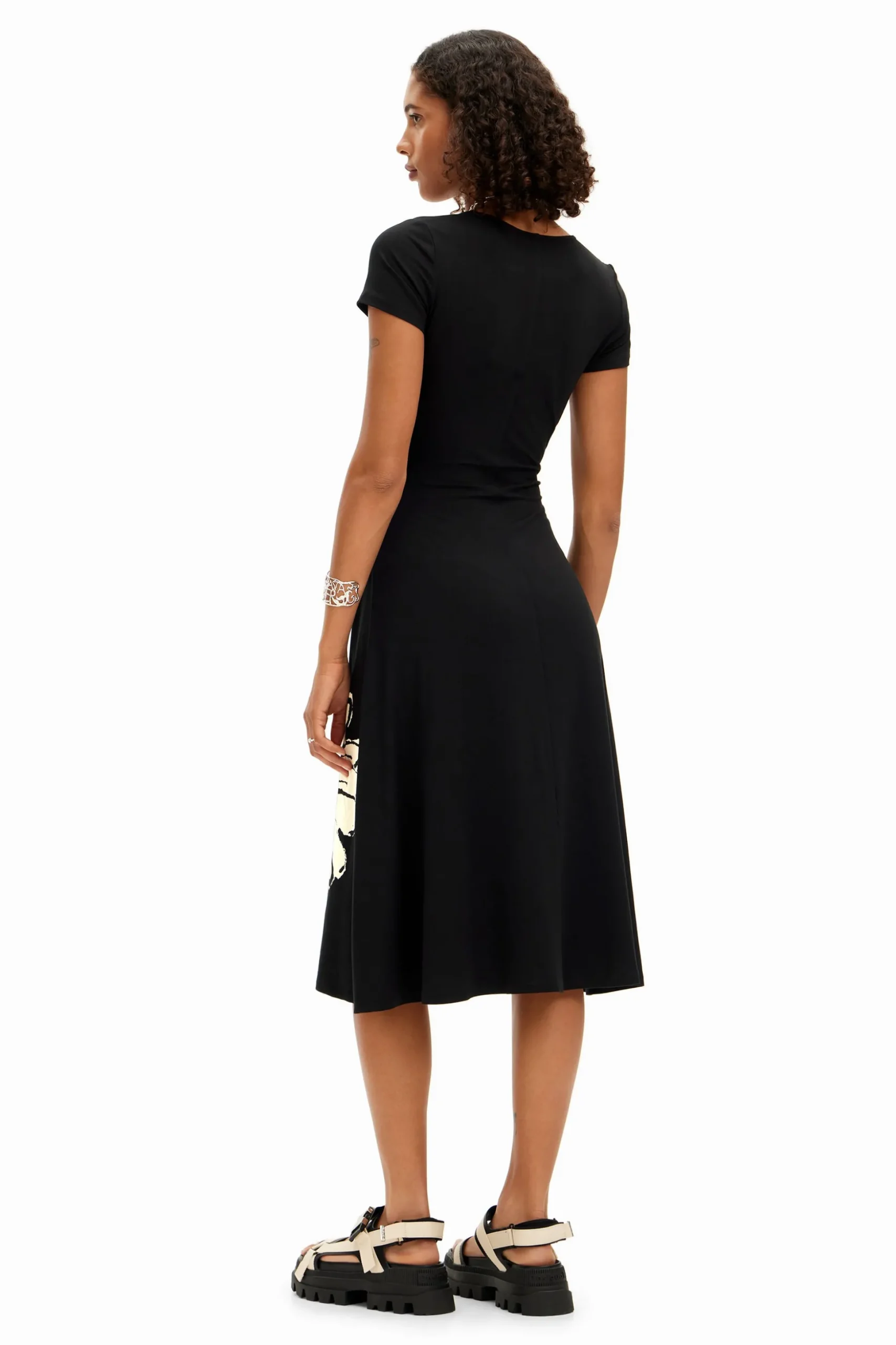 Vestido midi de manga corta con escote y margaritas